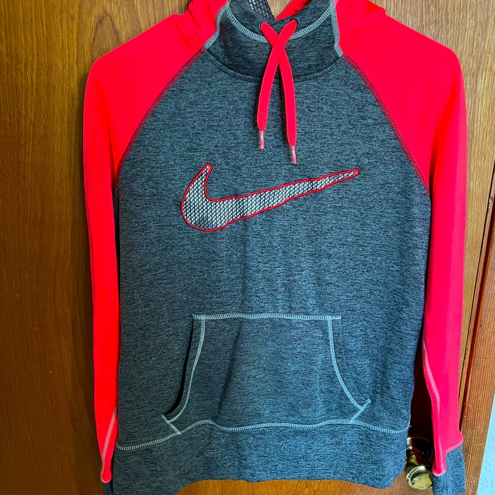 Woman’s Nike sweatshirt, perfect condition. Size medium